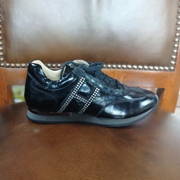 Patent leather women's walking shoe. - Picture 7 of 8